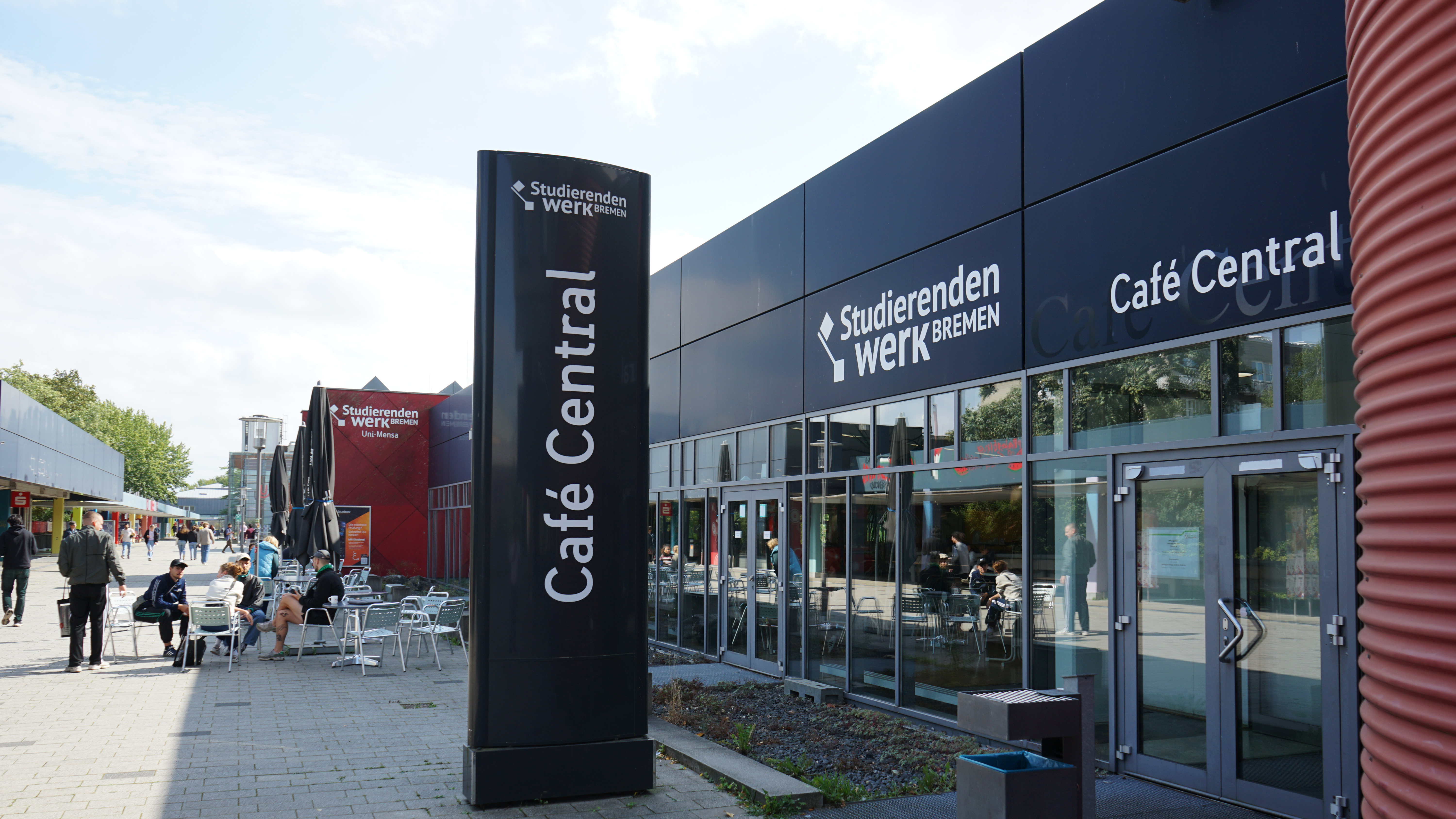 Außenansicht des Café Central auf dem Boulevard der Universität Bremen.